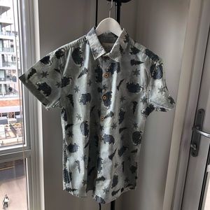 Colgador de Madeira. Short sleeve button up shirt.